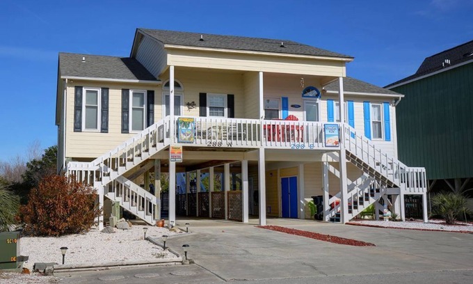 Holden Beach Casa | Plano de planta abierto y soleado: ¡traiga a su perro!