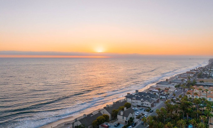 Carlsbad Village Condominio | Toes-in-the-sand at A Wave from It All Beachfront Bliss