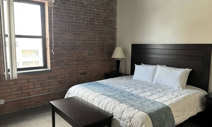 Downtown Toledo Apartamento | Toledo Tranquility: Luxe 2-Bed Retreat - Your Perfect Stay Awaits! ADA compliant