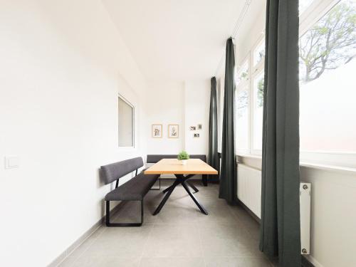 Eller Apartamento | Tolstov Apartments - 3 Room Apartment - Kitchen - Dining Room - Terrace - 25 min to Messe DUS