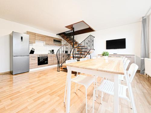 Buchholz Apartamento | Tolstov Apartments - 4 Room Maisonette Apartment - 25 min Messe DUS