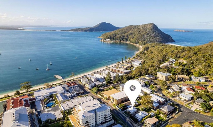Shoal Bay Casa | Tomaree Cottage 12 Tomaree Road - 200 mtrs to Beach - Pet Friendly, linen, WiFi & aircon