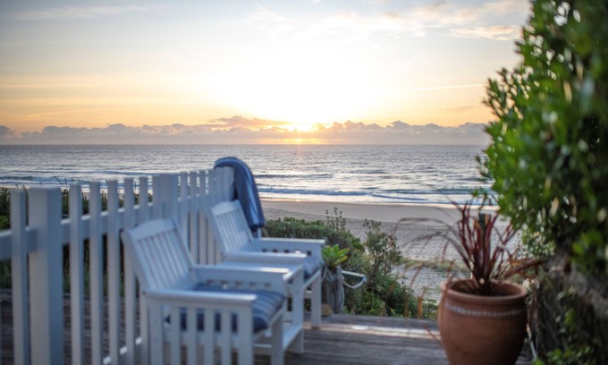 Boomerang Beach Apartamento | TONIC on Boomerang Beach.. absolute beachfront & nestled in the dunes
