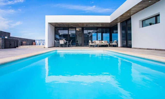 Tinajo Villa | Tony´s Luxury Villa, piscina climatizada, wifi, canales