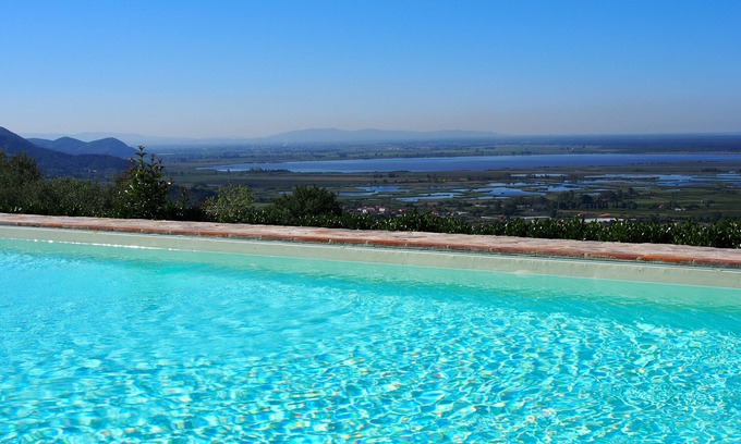 Massarosa Casa | Elegante casa de campo restaurada con vista al mar y piscina