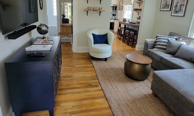 Morganton Apartamento | Top Deck- Upscale Downtown 2 BR w/private fenced yard & garage parking