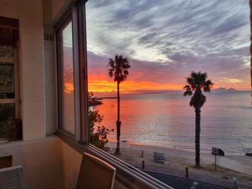 Gordons Bay Central Apartamento | 'Top Flat' Apartment with Easy Beach Access, Sea front sleeps 5