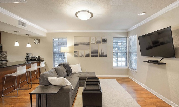 Allandale Apartamento | Top floor 1-bedroom in North Central Austin with King Bed and Workstation