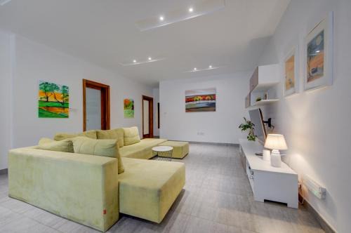 Bugibba Apartamento | Top floor apt with common pool close to all amenities