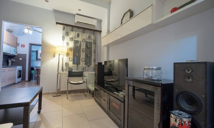 Nea Ionia Apartamento | Top-Floor Apt with Private Patio- Nea Ionia by ΜΡS