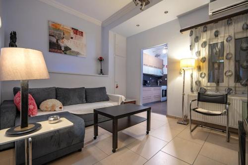 Nea Ionia Apartamento | Top-Floor Apt with Private Patio- Nea Ionia by ΜΡS