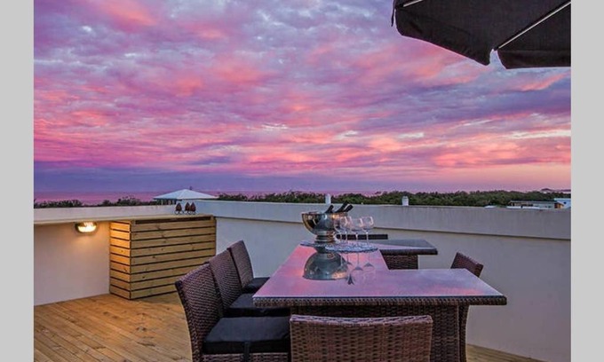 Casuarina Apartamento | Top-floor beachside apartment with views