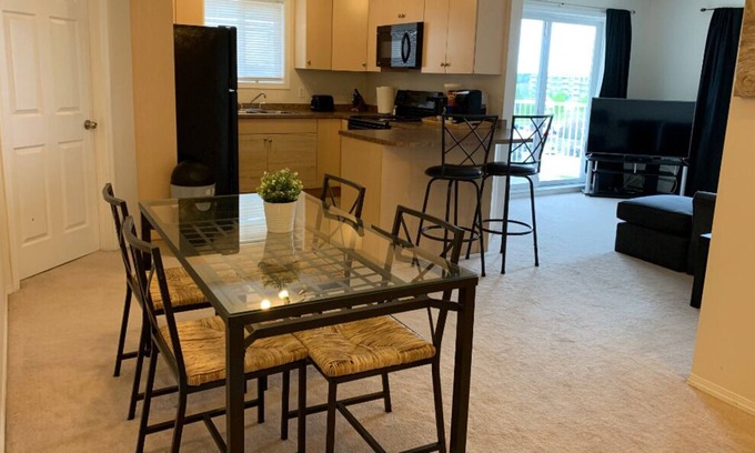 Stony Plain Condominio | Piso superior 2BR 2Bath Condo junto a Westview