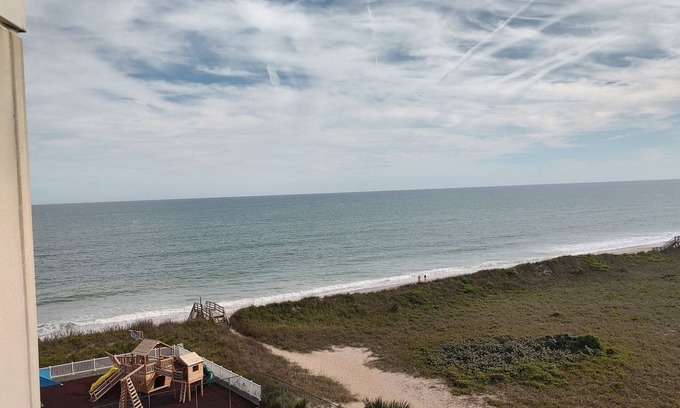 McCutcheon Field Condominio | Top floor condo in N. Topsail Beach. Views of the beach & Intracoastal Waterway!