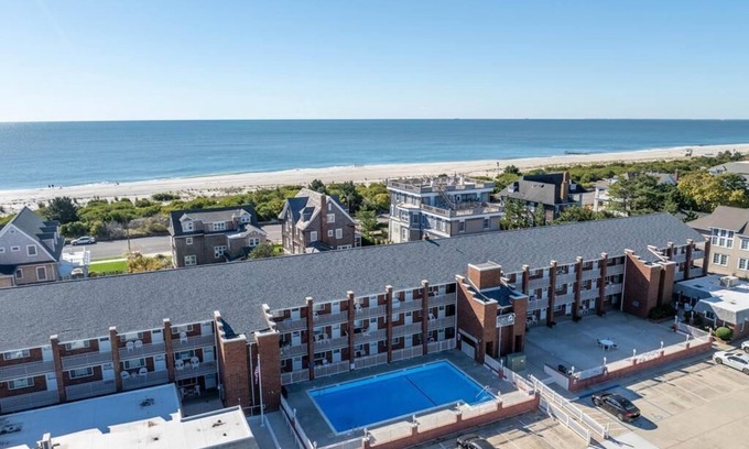 Admiral Estates Condominio | Top Floor Cape Roc Condo, beach block and glorious views!