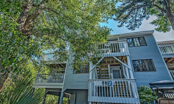 Southport Condominio | Top floor condo with community pool in Royal James BHI! Two golf carts and access to BHI Club