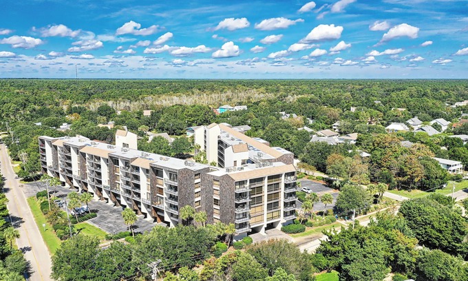 North Litchfield Beach Condominio | Top Floor Condo Across from Beach Access, Balcony, Pool, Grill Area, Elevator