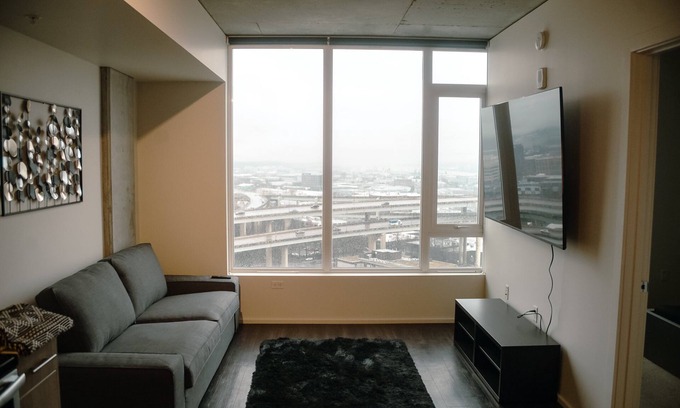 Pearl District Apartamento | Top Floor Condo W/Beautiful View Overlooking the city