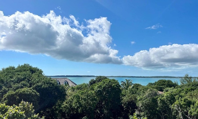 Triana Shores Apartamento | Top Floor Condo, Walk to Pink Sands Beach