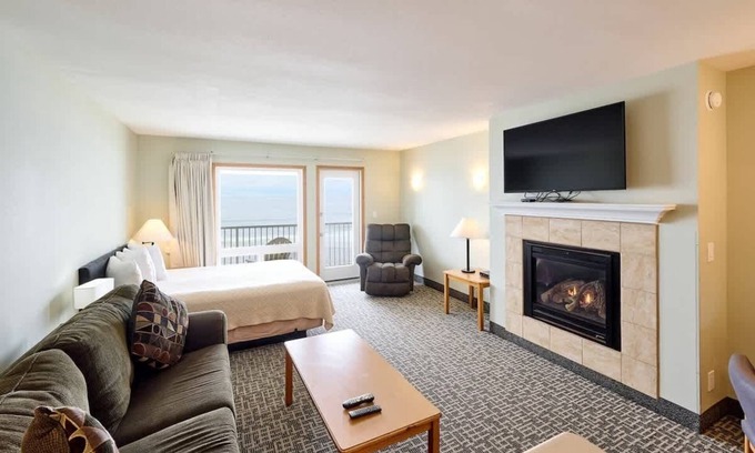 Logsden Condominio | Top-Floor Deluxe Suite With Ocean View - Sleeps Six!