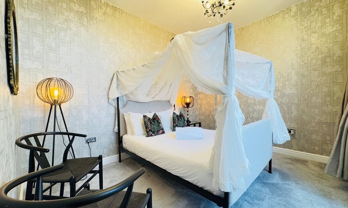Gorgie Apartamento | Top Floor Getaway With Romantic Canopy Bed
