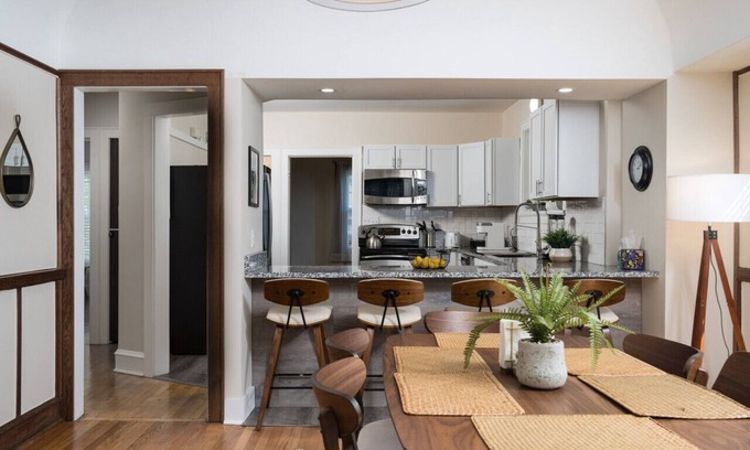 Shorewood Casa | Top Floor Home w/ Parking Spot