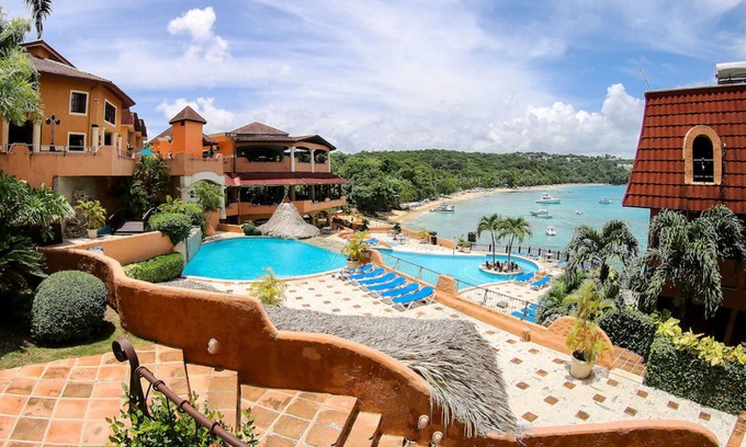 El Batey Apartamento | Top-floor hotel room with ensuite bathroom and sea views, central location
