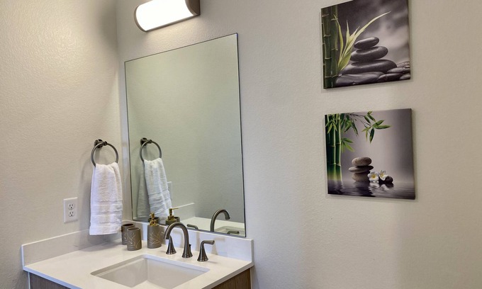 Berkley Apartamento | Top Floor Modern 2 Bed 2 Bath - Mountain Views