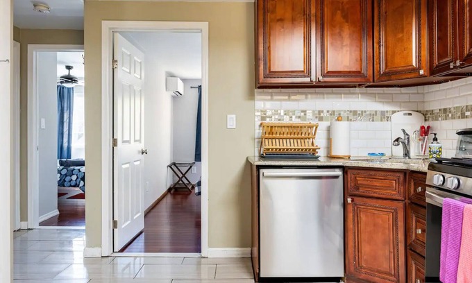 McGinley Square Apartamento | Top Floor of Brick Townhouse Short Ride to NYC