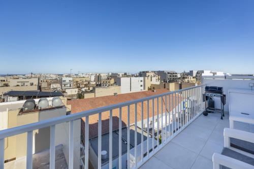 San Gwann Apartamento | Top Floor Penthouse with City Views - By Solea