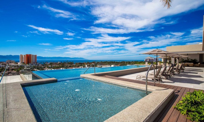Díaz Ordaz Condominio | Top Floor Skyline 2BR in Versalles