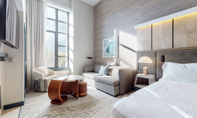 Mammoth Lakes Condominio | Top Floor Studio in Luxury Hotel, Natural Light, Across The Village