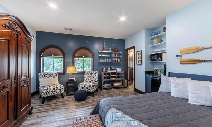 Lake Oconee Casa | Top-floor studio with golf-view shared balcony & outdoor TV - near Lake Oconee