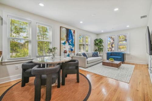 Crescent Lake Apartamento | Top Floor - Sun Filled Home - Jacuzzi - Pets Ok