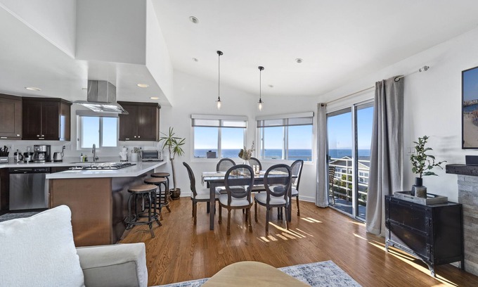 El Segundo Condominio | Top Floor Unit with Panoramic Views Steps to the beach with 3 Parking Spots!
