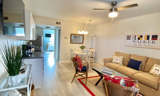 Admiral Estates Condominio | Top floor unit with water view from bedroom!