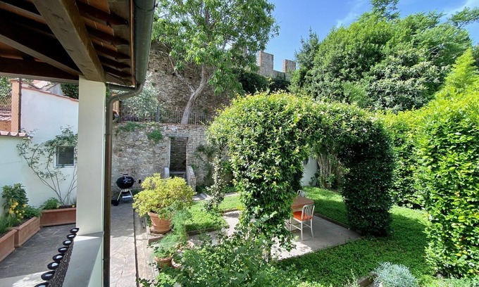 San Niccolo Apartamento | Top floor with garden bordering the historic city walls in San Niccolo district