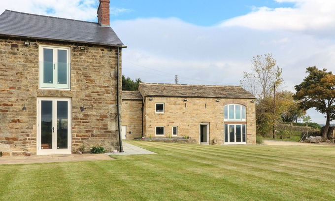 Wharncliffe Cabaña | TOP HILL FARM COTTAGE, pet friendly, with hot tub in Oughtibridge