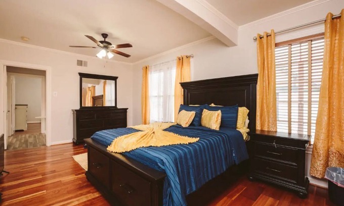 Monte Vista Apartamento | Top Level duplex blocks from UIW/Trinity & Zoo