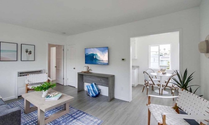 Beach Barber Tract Cabaña | Top Level Unit * Steps to Windansea Beach * Dog Ok