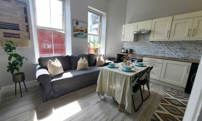 Victorian Quarter Apartamento | Top Location - Newly Refurbed 2BD, Sleeps 6 W/Loft