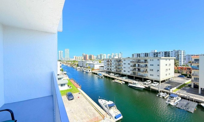 Eastern Shores Apartamento | Top Location Waterfront Balcony Dream