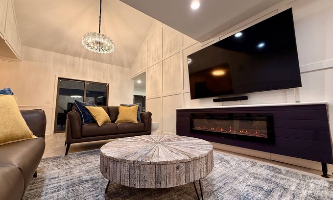 Vernon Casa | Luxurious Summer Oasis: WaterPark, Hike, Golf & fine Dining, Ultimate Relaxation