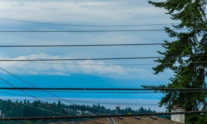 Departure Bay Casa | Top of the hill, centre of town: a bright, family-friendly place to call home