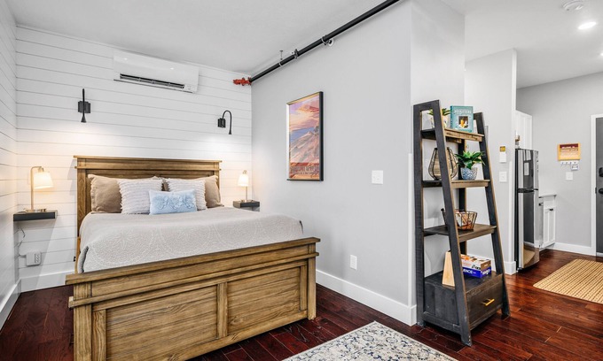 Traverse City Apartamento | Top of the Shoppe - Studio Downtown Traverse City