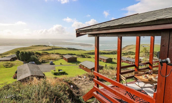 Aberdovey Cabaña | TOP OF THE WORLD LODGE, pet friendly, with a garden in Aberdovey