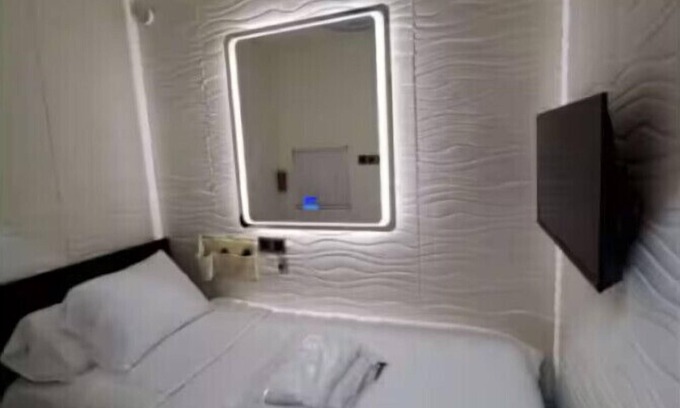 South Loop Hotel | TOP PICK: Solo/Group, Private Rooms, Free Coffee!