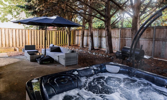 Vancouver Casa | Top Relaxation Spot! Hot tub, Grill, AC and WiFi in Vancouver