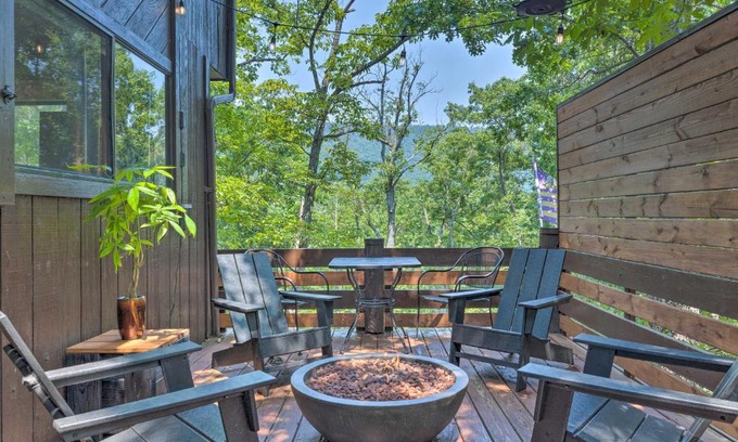 Massanutten Casa | Top Shelf Home with Deck 1 Mi to Ski Slopes!