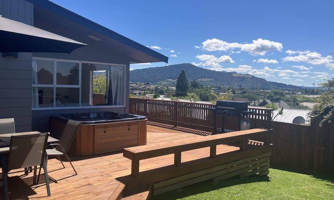 Springfield Casa | Top Spot Rotorua | Spa Pool & EV Charger